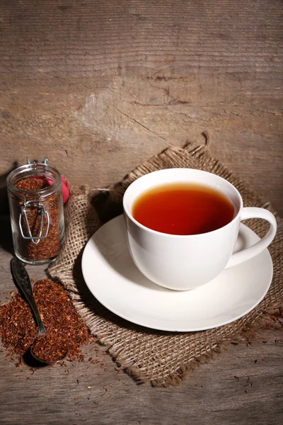 Kopje smakelijke rooibos thee, op houten tafel — Stockfoto