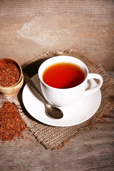 Kopp välsmakande rooibos te, på träbord — Stockfoto