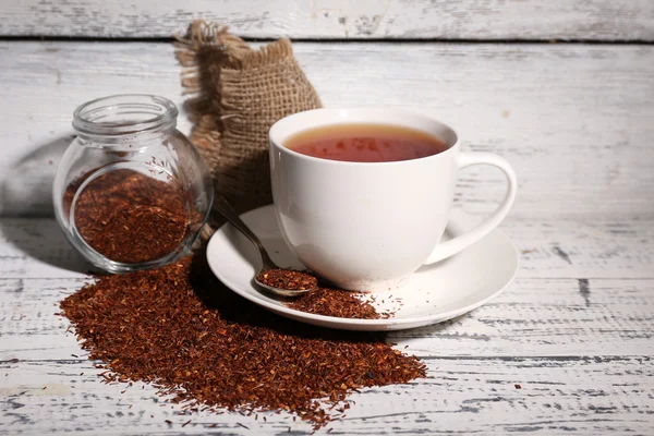 Чашка смачного чаю роїбо, на старому білому дерев'яному столі — стокове фото