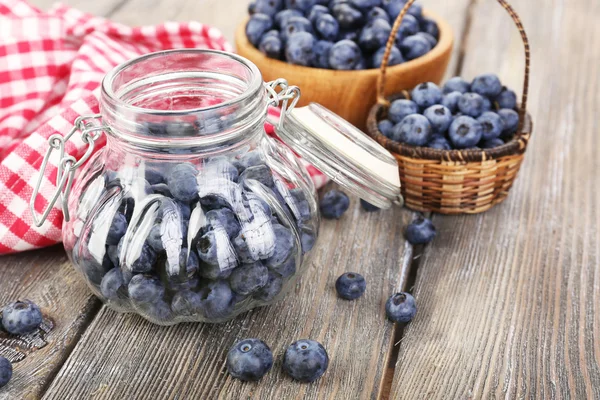 Verse bosbessen op houten tafel — Stockfoto