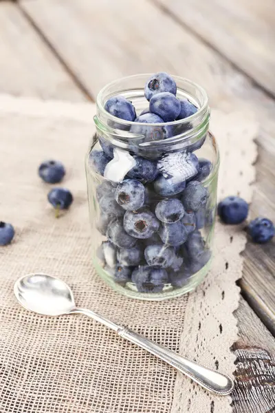 Verse bosbessen op houten tafel — Stockfoto