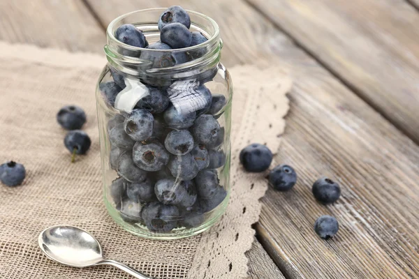 Frische Blaubeeren auf Holztisch — Stockfoto