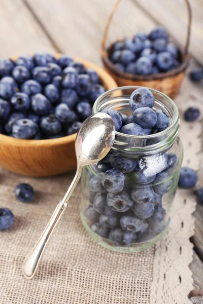 Frische Blaubeeren auf Holztisch — Stockfoto