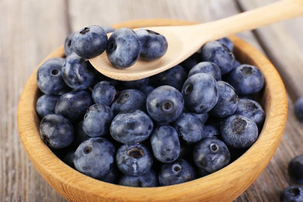 Frische Blaubeeren auf Holztisch — Stockfoto