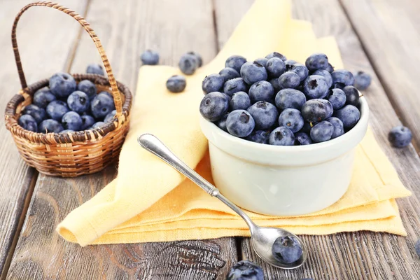 Bleuets frais sur table en bois — Photo