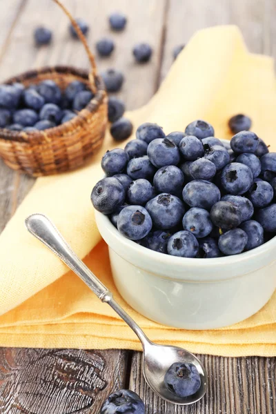 Frische Blaubeeren auf Holztisch — Stockfoto