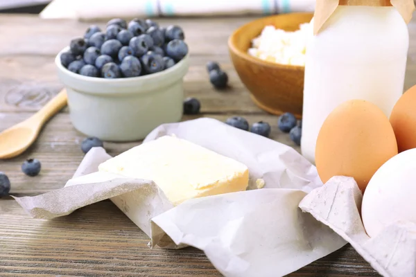 신선한 블루베리와 우유 제품 나무 테이블에 — 스톡 사진