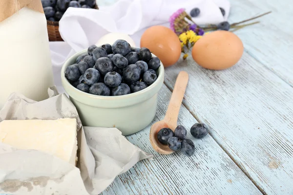 Bleuets et produits laitiers frais sur table en bois — Photo