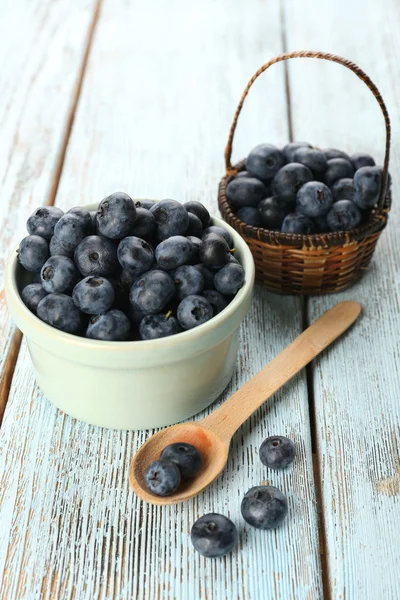 Frische Blaubeeren auf Holztisch — Stockfoto