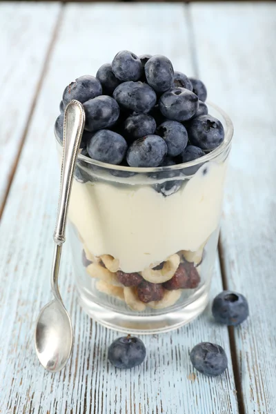 Natural yogurt with fresh blueberries on wooden table — Stock Photo, Image