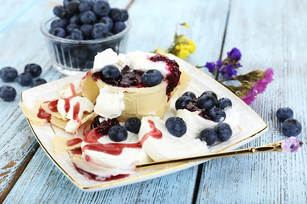 Tasty dessert with fresh blueberries on wooden table — Stock Photo, Image