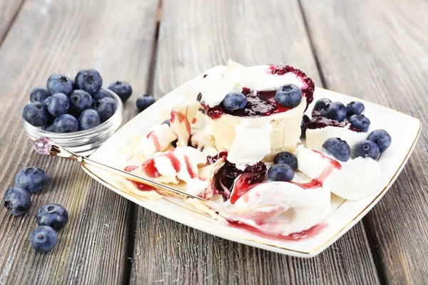 Leckeres Dessert mit frischen Blaubeeren auf Holztisch — Stockfoto