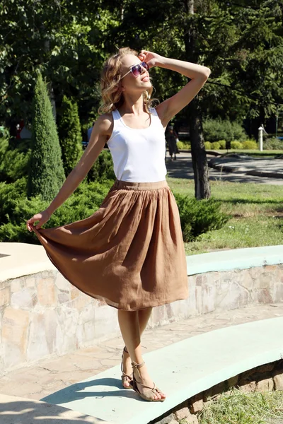 Hermosa joven posando en la calle de la ciudad — Foto de Stock