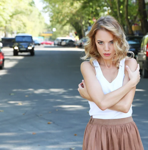 Krásná mladá dívka pózuje na ulici města — Stock fotografie