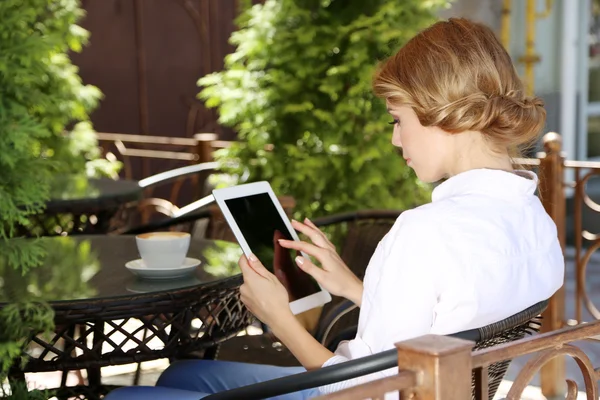 Schöne junge Frau sitzt im Café — Stockfoto