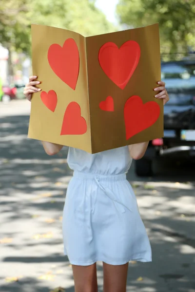 Mooi meisje met valentines op stad straat — Stockfoto