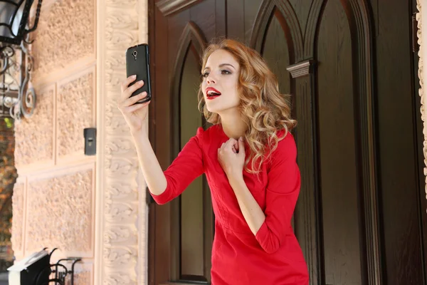 Belle jeune fille en plein air près du bâtiment — Photo