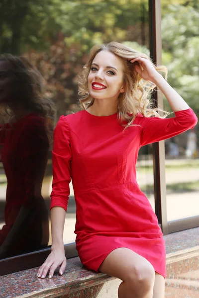 Belle jeune fille en plein air près du bâtiment — Photo