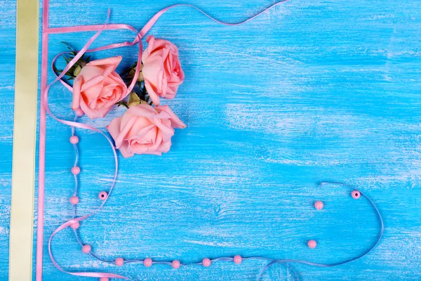 Bellissime rose su sfondo blu in legno — Foto Stock