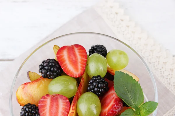 Frischer, schmackhafter Obstsalat auf Holztisch — Stockfoto