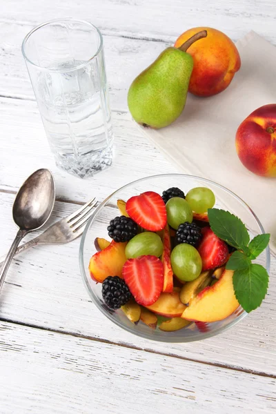 Lekkere en verse fruitsalade op houten tafel — Stockfoto