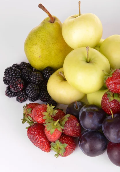 Olgunlaşmış meyve ve çilek beyaz izole — Stok fotoğraf