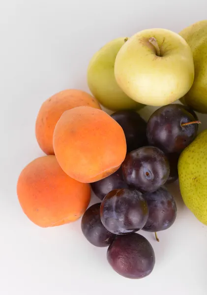 Frutti maturi isolati su bianco — Foto Stock
