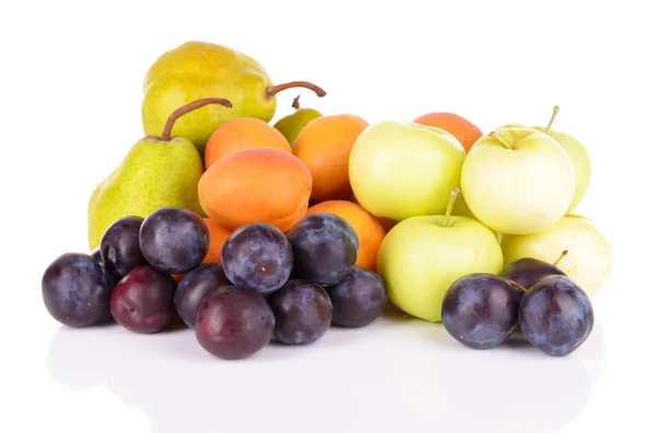 Frutas maduras aisladas en blanco —  Fotos de Stock