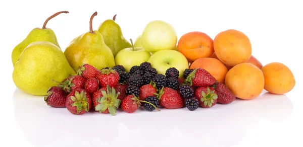 Frutti maturi e bacche isolate su bianco — Foto Stock