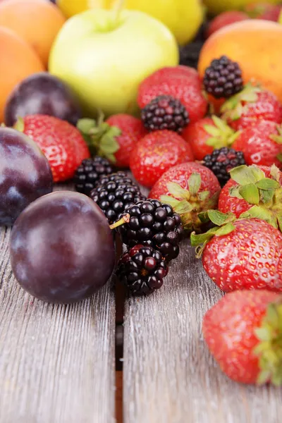 잘 익은 과일과 열매 나무 배경 — 스톡 사진