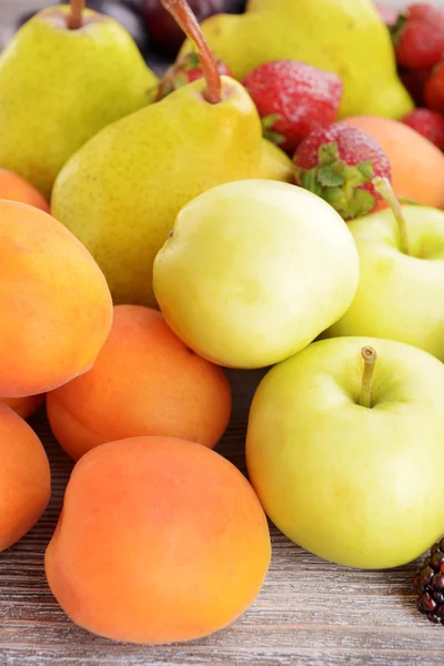 Zralé ovoce a jahod na stole zblízka — Stock fotografie