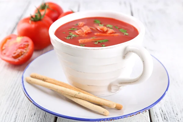 Smakelijke tomatensoep met croutons op tabel close-up — Stockfoto