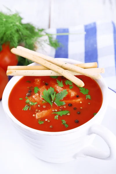 テーブルのクローズ アップのクルトンとおいしいトマト スープ — ストック写真