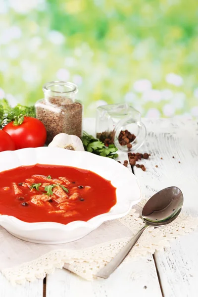 Smakelijke tomatensoep met croutons op tabel close-up — Stockfoto