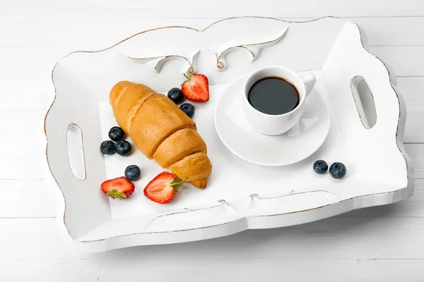 Deliziosa colazione con caffè, croissant fresco e bacche — Foto Stock