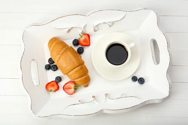 Delicioso café da manhã com café, croissant fresco e bagas — Fotografia de Stock