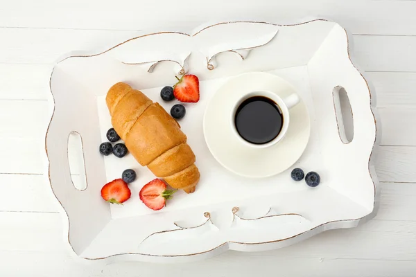 Delicious breakfast with coffee, fresh croissant and berries — Stock Photo, Image