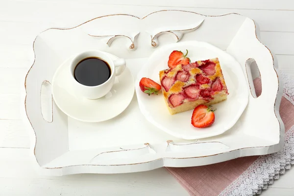 Delicioso café da manhã com café e torta saborosa — Fotografia de Stock