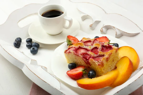 Heerlijk ontbijt met koffie en een smakelijke taart — Stockfoto