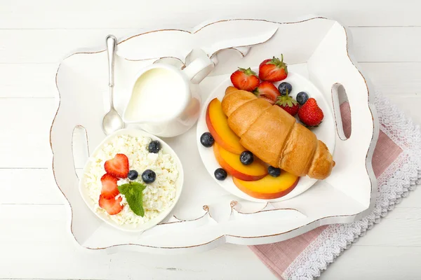 Delicioso café da manhã com croissant, queijo cottage e frutas — Fotografia de Stock