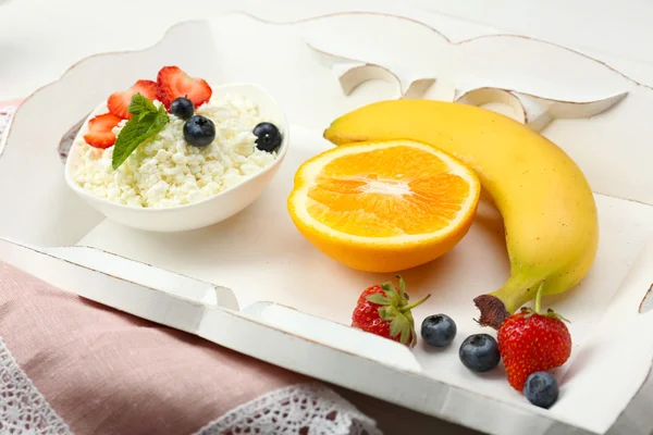 Delicioso café da manhã com queijo cottage e frutas — Fotografia de Stock