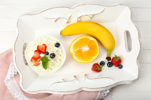 Delicious breakfast with cottage cheese and fruits — Stock Photo, Image