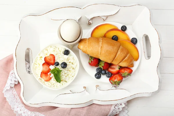 Heerlijk ontbijt met verse croissants, ei en kwark — Stockfoto