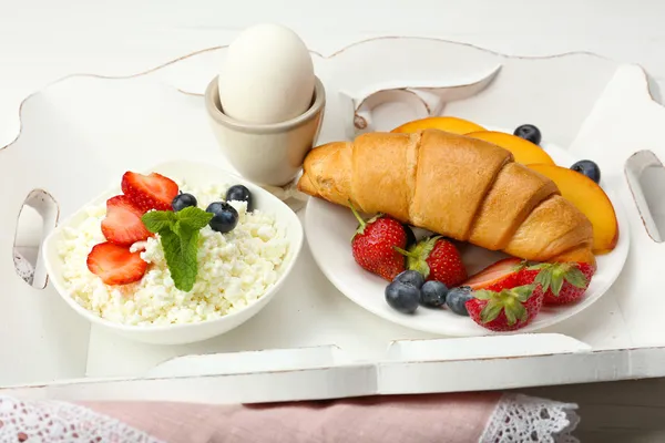 Delicioso café da manhã com croissant fresco, ovo e queijo cottage — Fotografia de Stock