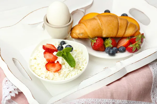 美味的早餐，用新鲜羊角面包、 鸡蛋和奶酪 — 图库照片