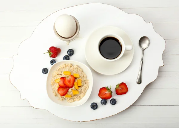 Deliziosa colazione con caffè, uova e farina d'avena — Foto Stock