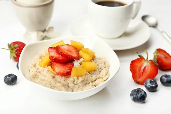 Läcker frukost med kaffe, ägg och havregryn — Stockfoto