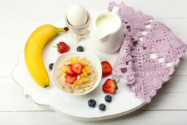 Delicioso café da manhã com aveia e leite — Fotografia de Stock