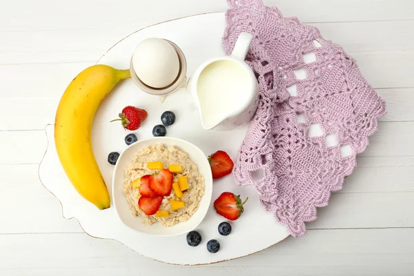 Вкусный завтрак с овсянкой и молоком — стоковое фото