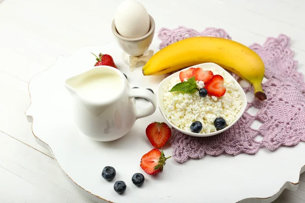 Delicious breakfast with cottage cheese, milk and fruits — Stock Photo, Image